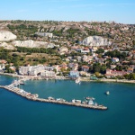 Баби примамват примамват туристи по морето с мекици и пържени филийки