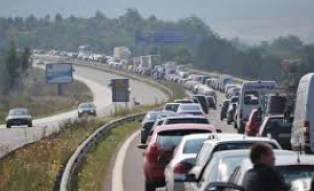 Километрично задръстване по пътя Бургас - Варна заради катастрофа
