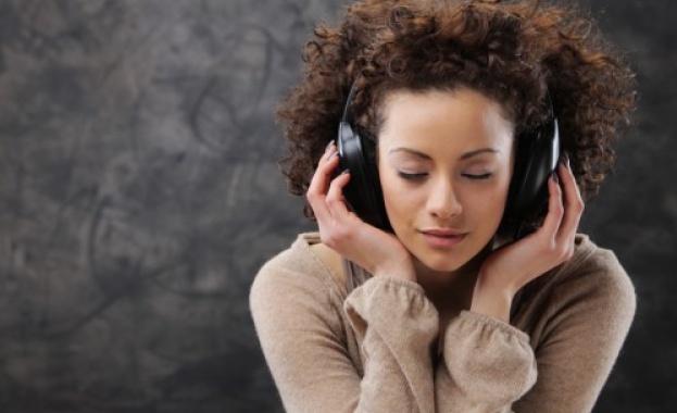 Учени изясниха защо хората харесват тъжната музика