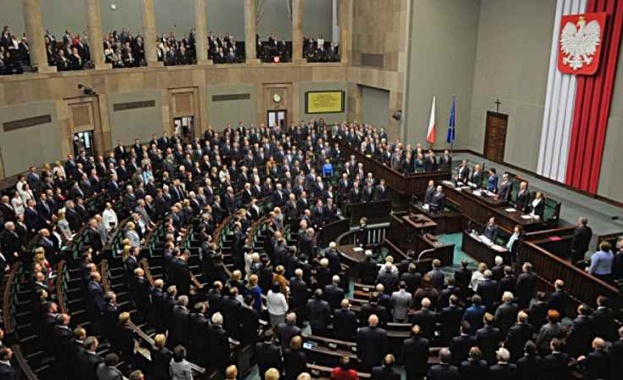 Полският парламент разглежда закон, който ще праща в затвора жени, направили аборт
