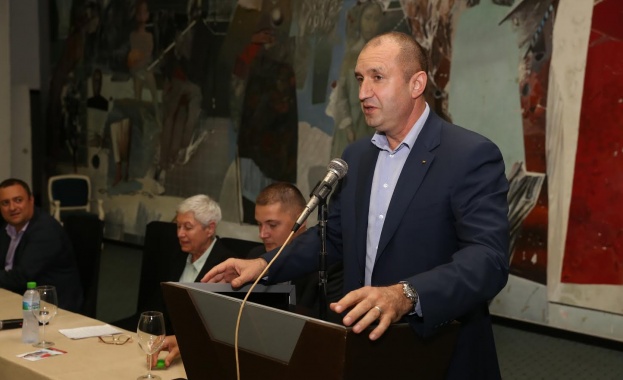 Румен Радев: Против съм в територии с демографски проблеми да се изграждат бежански центрове