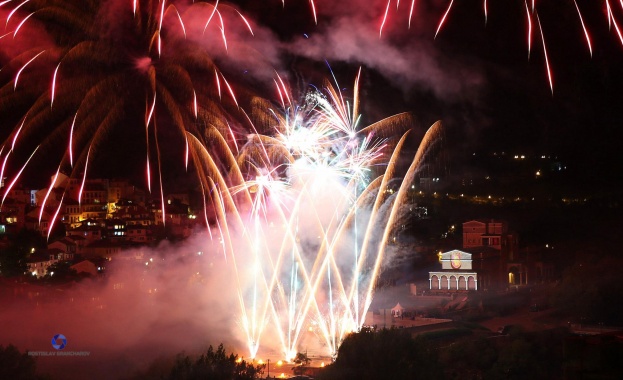 Празничното шествие в старата столица се движи от крепостта Царевец