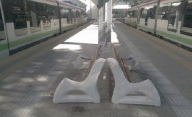 Вандали счупиха пейките на Централна гара