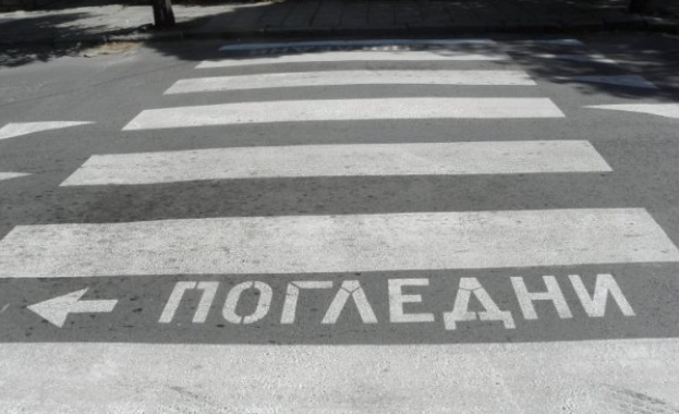Кола помете две деца на пешеходна пътека в София