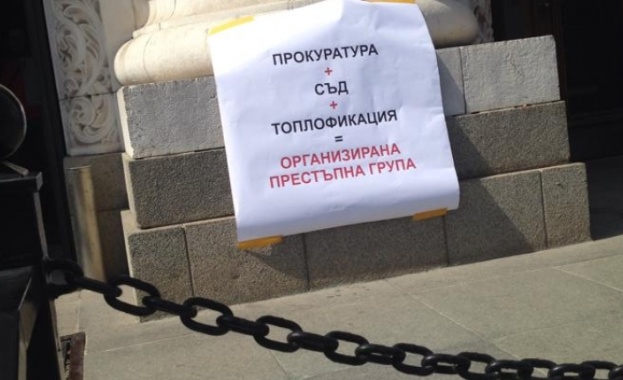 Протест обсади Съдебната палата срещу „такса сградна инсталация“