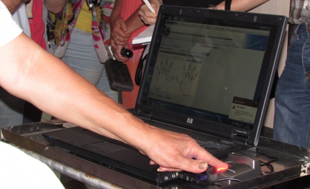 Отлагат с месец въвеждането на пръстовия идентификатор в болниците