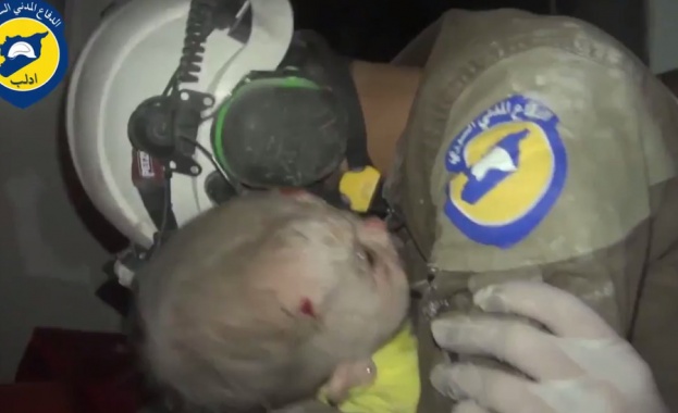Бебе оцеля след поредната бомбардировка в Сирия (ВИДЕО)