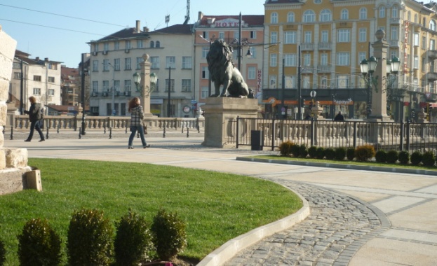 Изоставени раници на Лъвов мост вдигнаха на крак полицията