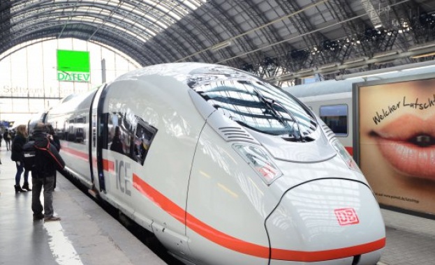 Работещите в сферата железопътния транспорт във Франция започват 3-месечни стачни действия