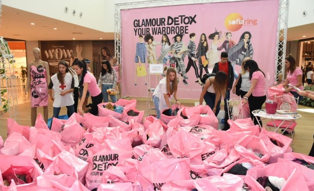 Дами „декотсикираха“ два тона дрехи за благотворителност 