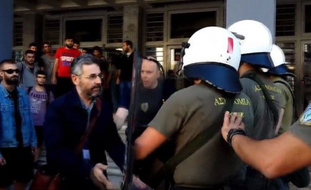 Сблъсъци между полиция и протестиращи в Солун
