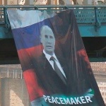 Огромен портрет на Путин с надпис "миротворец" се появи в Ню Йорк
