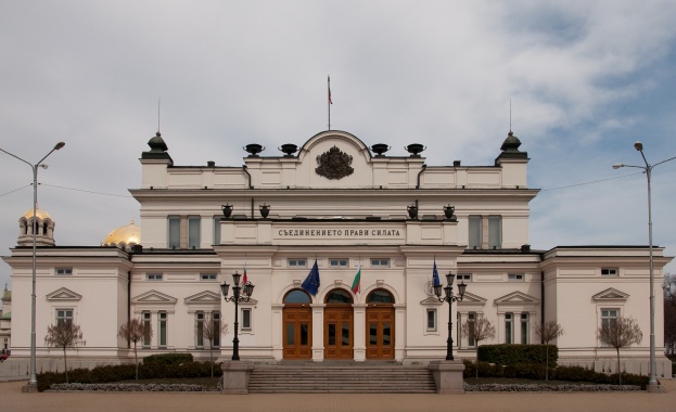 Парламентът задължи министър Петкова да не признава вина по делото срещу БЕХ