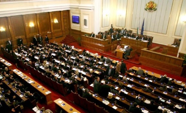 Парламентът обсъжда вота на недоверие на извънредно заседание