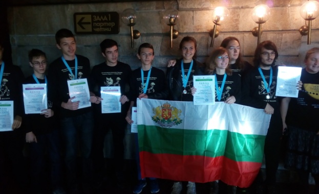 Нашите ученици спечелиха 7 медала на Олимпиада по астрономия