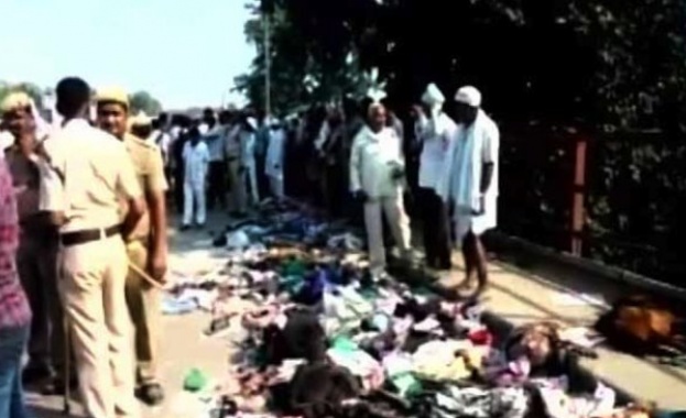 19 души загинаха при паническо бягство в Индия