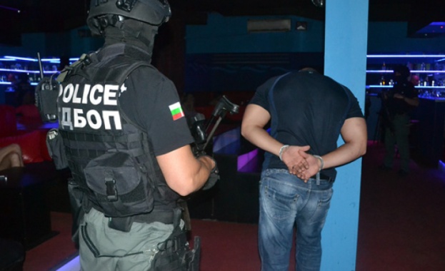11 задържани при спецакция срещу наркотици и проституция във Варна