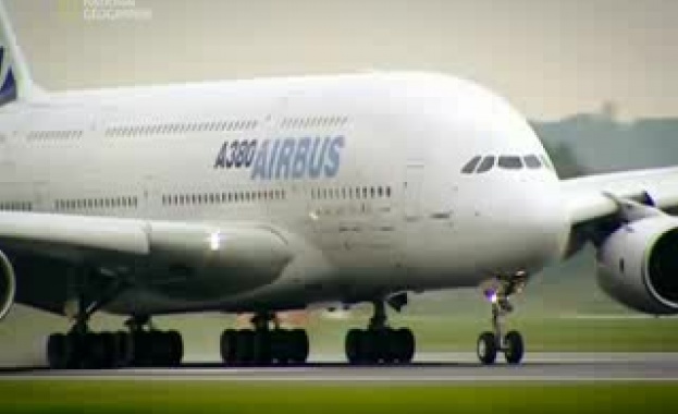Най-големият пътнически самолет в света каца в София
