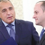 Бай Х.. застана зад Мамата. Плътно