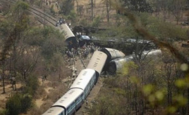 Най-малко 16 души пострадаха при катастрофа на железопътна линия в Австрия