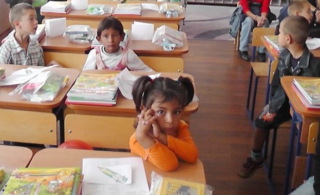 Бедност и ранни бракове гонят десетки деца от клас