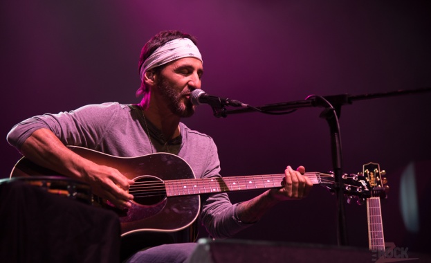 Съли Ерна не просто докосна сърцата на публиката в София, той остана в тях