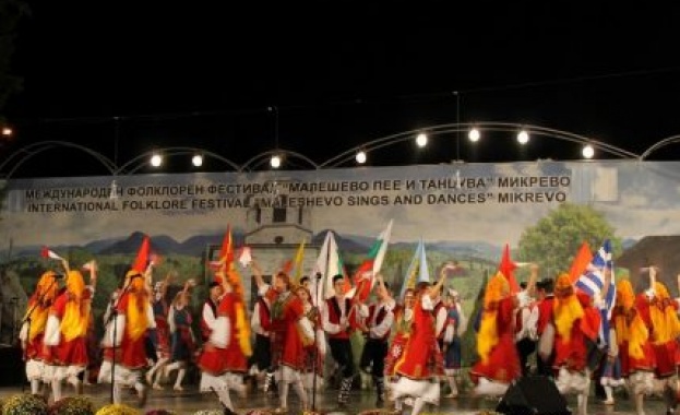 Уникален фолклорен фестивал “Малешево пее и танцува“ събра 3500 участници от България и чужбина