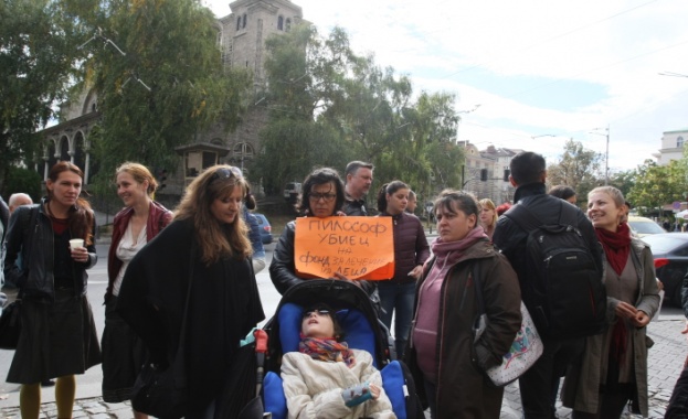 Доброволци в помощ на родителите на деца, нуждаещи се от лечение в чужбина