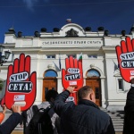 Докато София играе по свирката на Брюксел, европейците борят СЕТА с песен