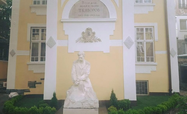 Националният литературен музей организира поклонение  на гроба на Пейо Яворов