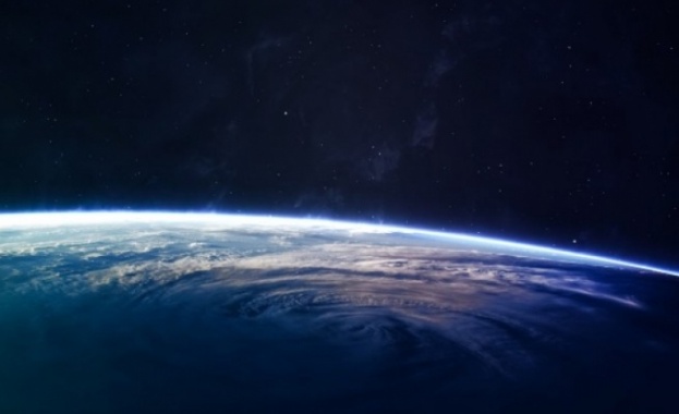 Фалшива разходка в космоса взриви Фейсбук