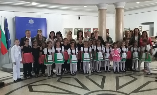 МОН реши да не дава пари за стипендиите на циганчетата, а само за учителите