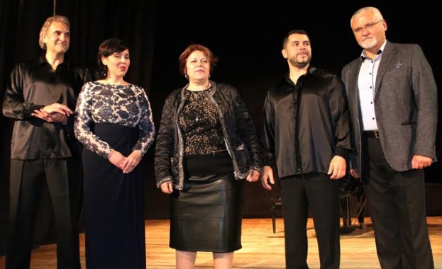 Оперните звезди Юлиан Константинов, Цветелина Василева и Иван Момиров пяха в подкрепа на Дончева и Спасов 