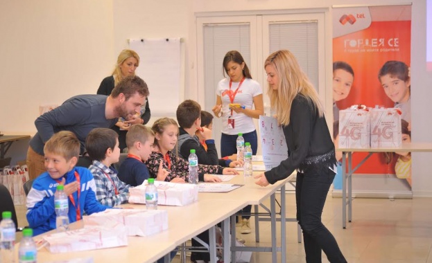 60 деца посетиха централата на Мтел като част от програмата „Гордея се с труда на моите родители“