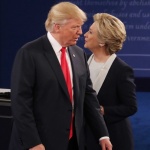 „Кралицата на хаоса“ срещу “манията за величие“, Стоун срещу Чомски