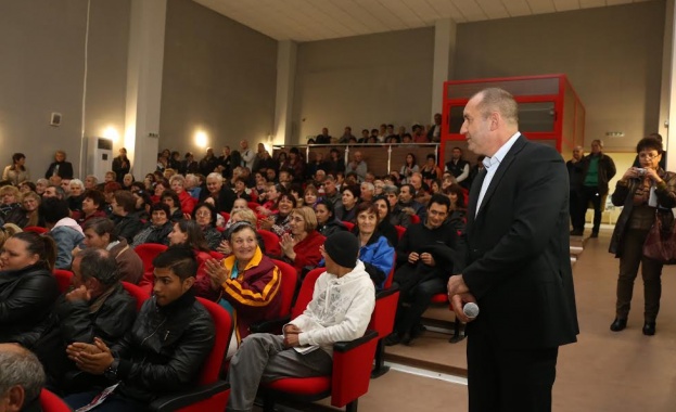 Ген. Радев: На всички българи трябва да се гарантират еднакви права, независимо къде живеят 