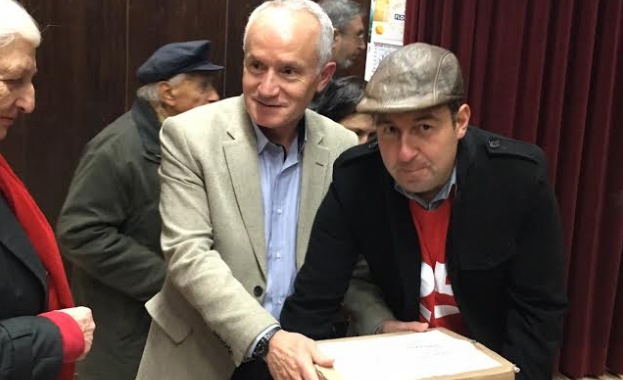 Ген. Стефан Стефанов дари над 100 тома на читалищата в „Младост"