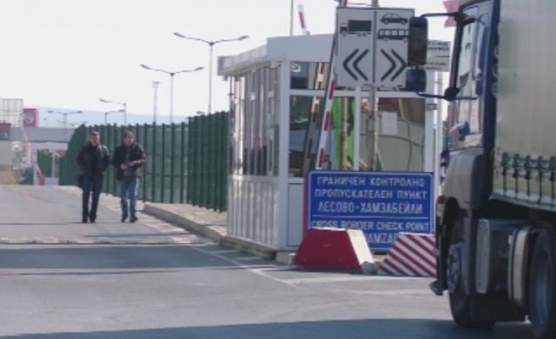 Задържани до 72 часа са шестима митничари от ГКПП Лесово