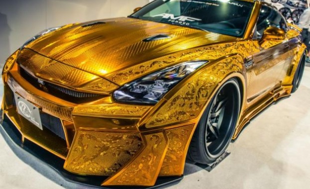 Ръчно гравиран Nissan GT-R, малка лодка с 11,7-литров V8 и 1200 коня