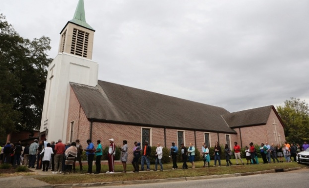 Опашки и дълго чакане при старта на изборите в САЩ