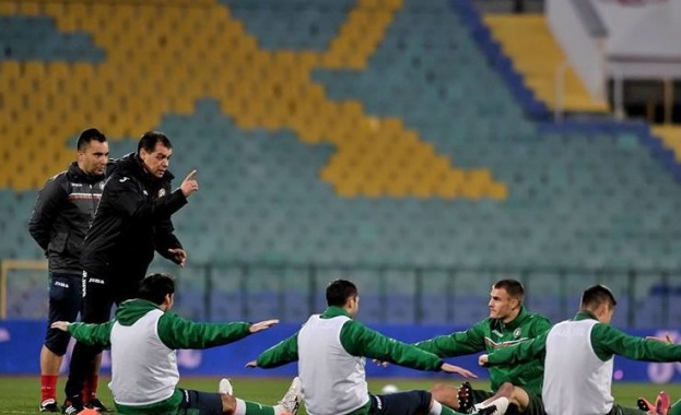 Националите приемат Беларус в опит да върнат публиката