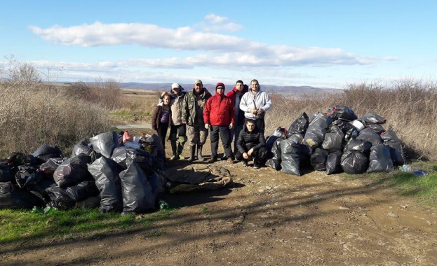 Бургаските любители риболовци почистиха язовир “Порой”