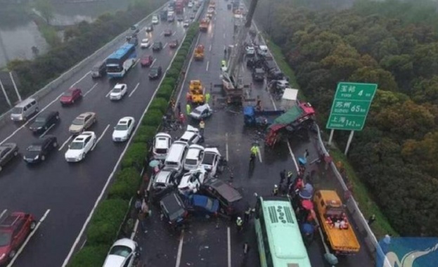 40 коли попаднаха във верижна катастрофа в Китай