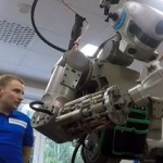 Руски робот заварява, пълзи и кара УАЗ-ка