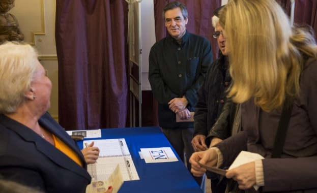 И Саркози, и Ален Жупе чакат на опашка, за да гласуват