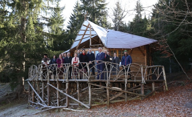 EVN България дари оборудване и пиезопътека за зелена класна стая в горски парк „Амзово“ край Смолян