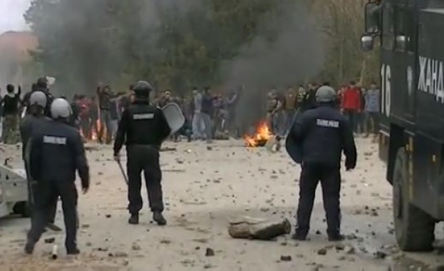 Безредиците в лагера в Харманли са овладени. Близо 400 чужди граждани са задържани (обновена)