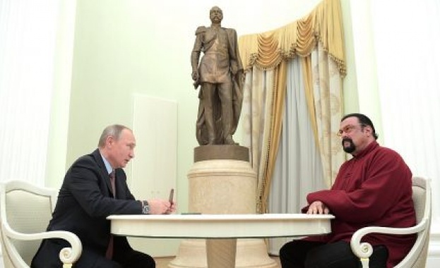 Владимир Путин даде руски паспорт на Стивън Сегал