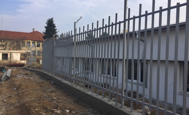 Готова е оградата около бежанския лагер в Харманли