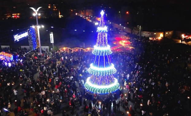 Улични музиканти, изложби, плаж през декември, рибен курбан и бургаски концерт на Никулден